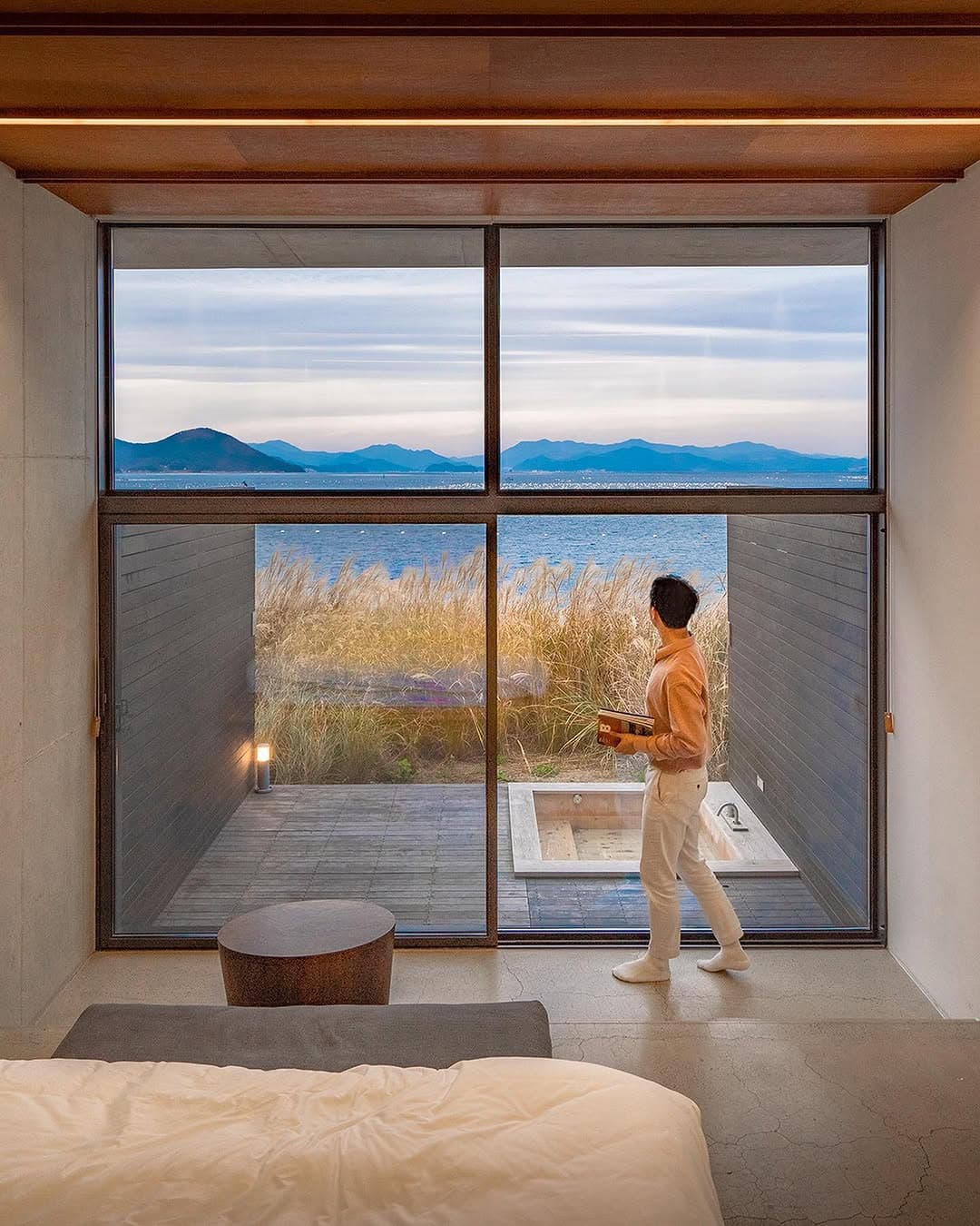 Geojedo's Jipyeongjib Offers Private Stays with Jacuzzis
