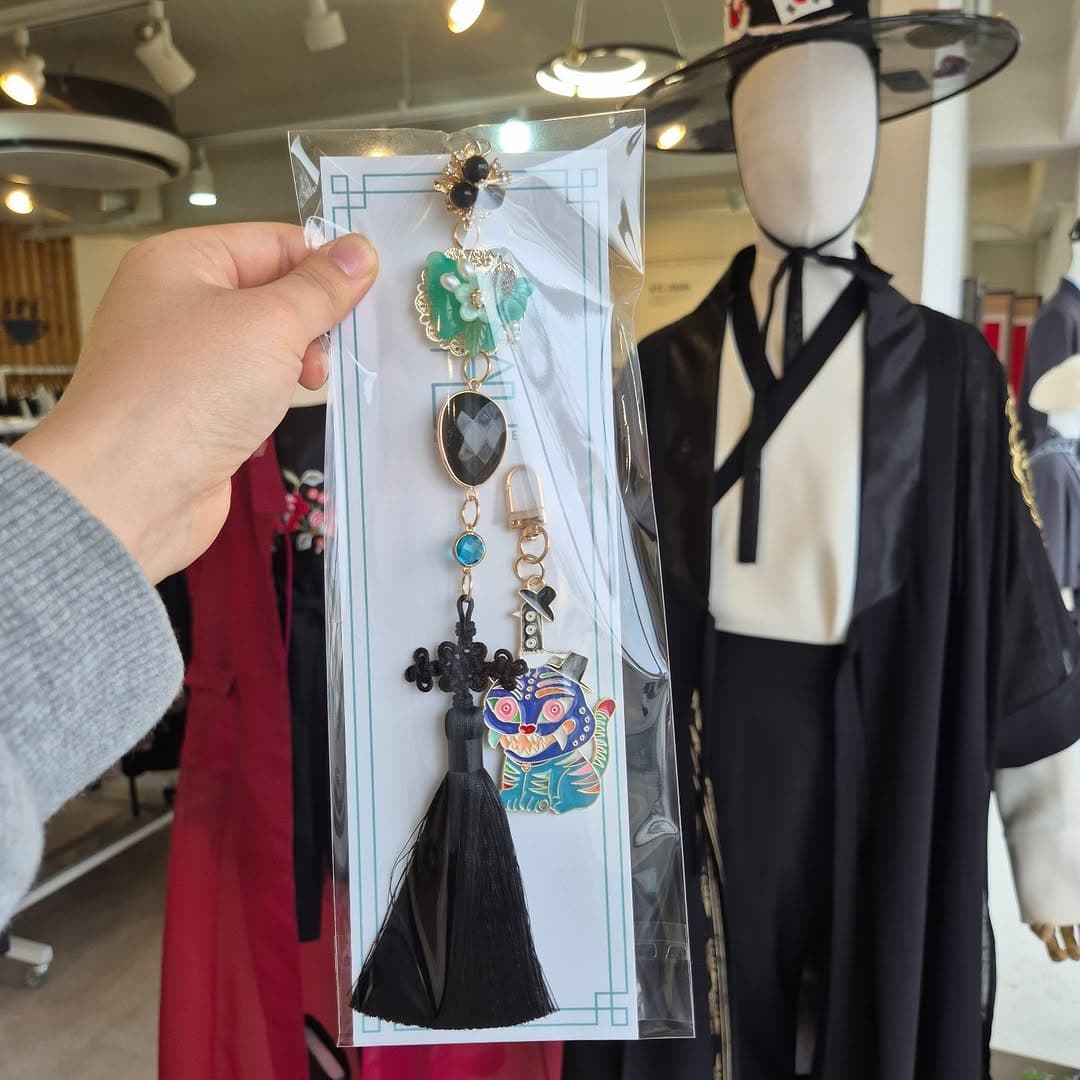 Leesle: K-Fashion Sacred Site Offering Hanbok Comfort