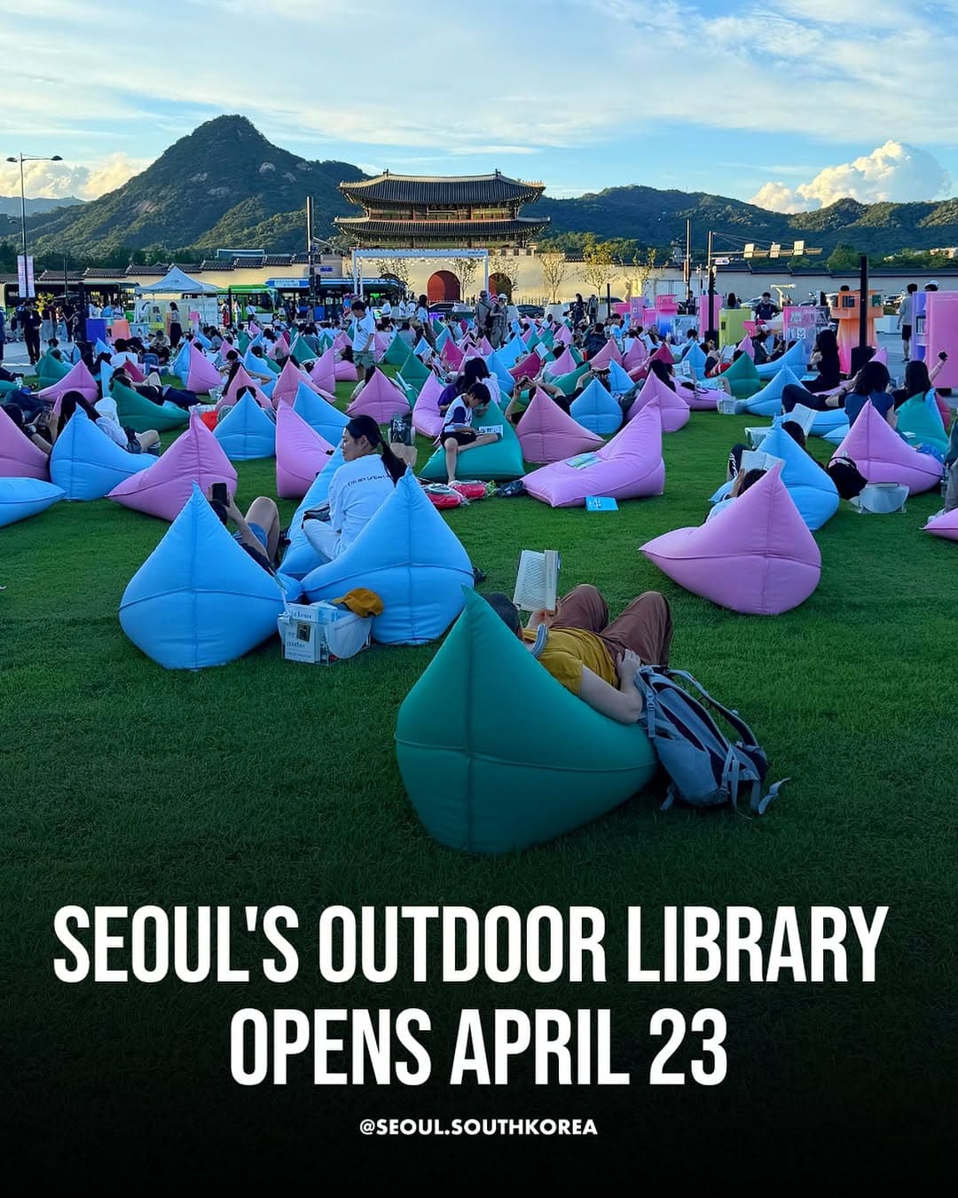 Seoul Public Spaces Become Outdoor Libraries