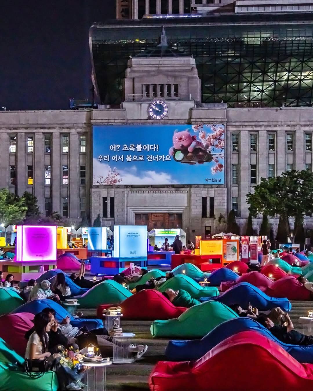 Seoul Outdoor Library: Evening Reading by Day