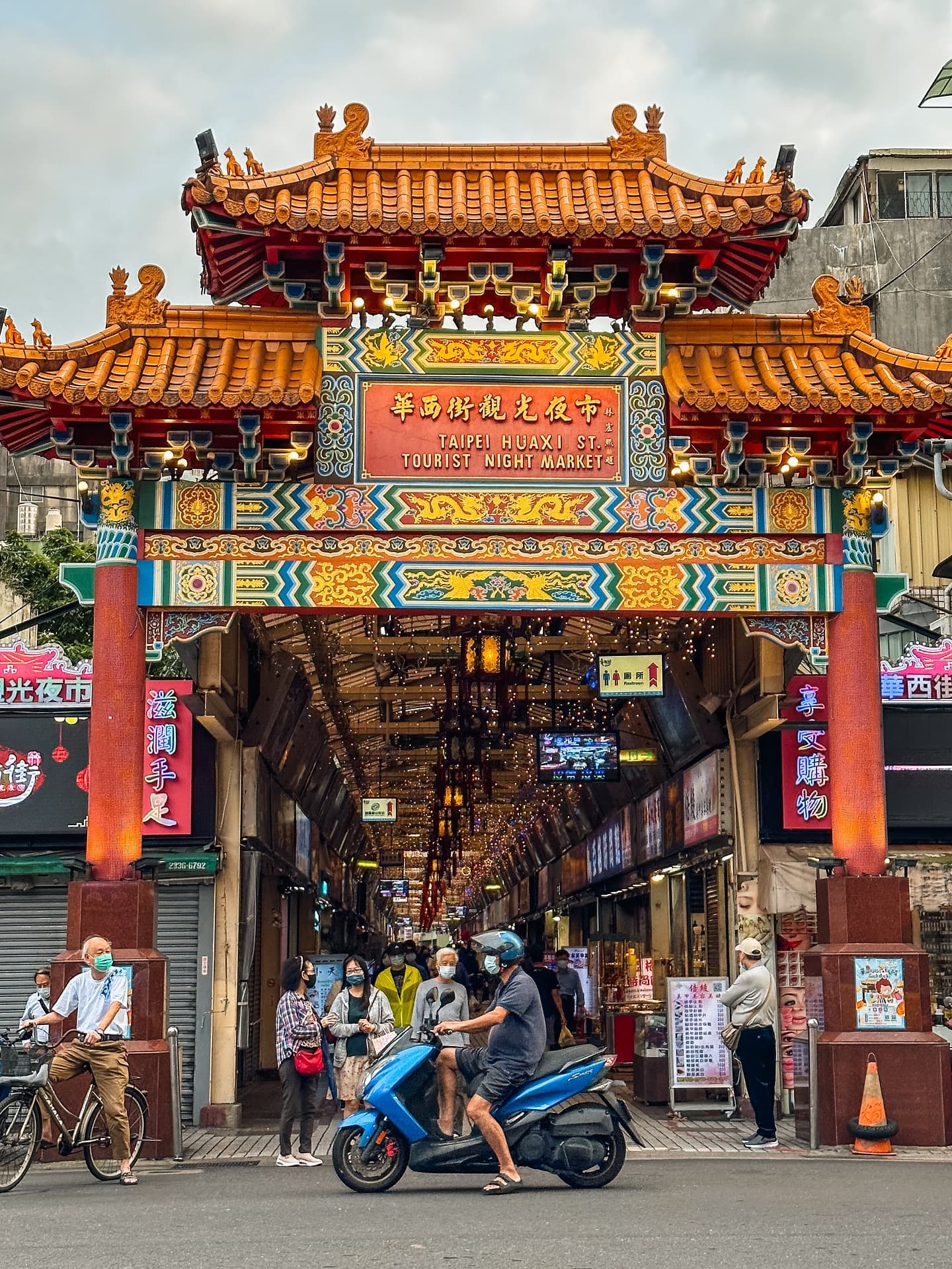 Taipei Night Market And Temple Area