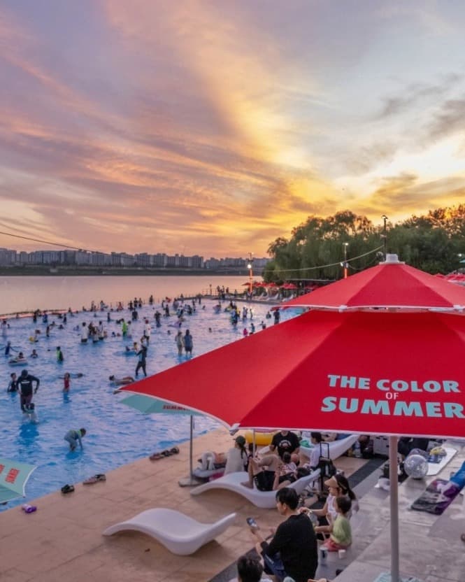 Han River Pools Offer Refreshing Night Swims