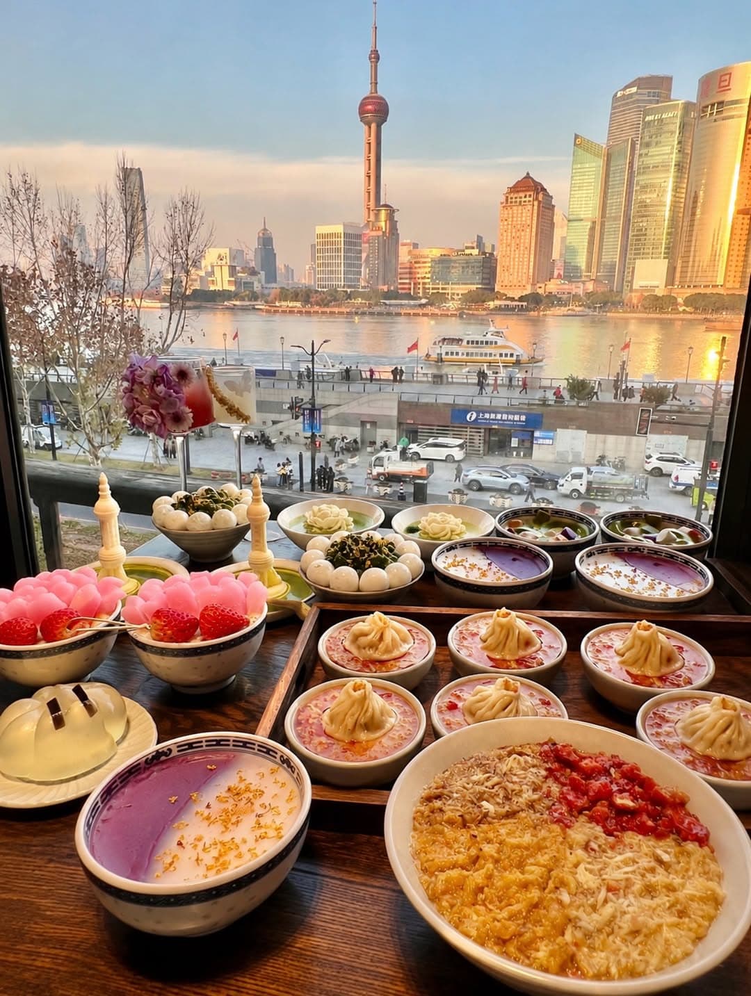 Shanghai Restaurant With Oriental Pearl Tower Views